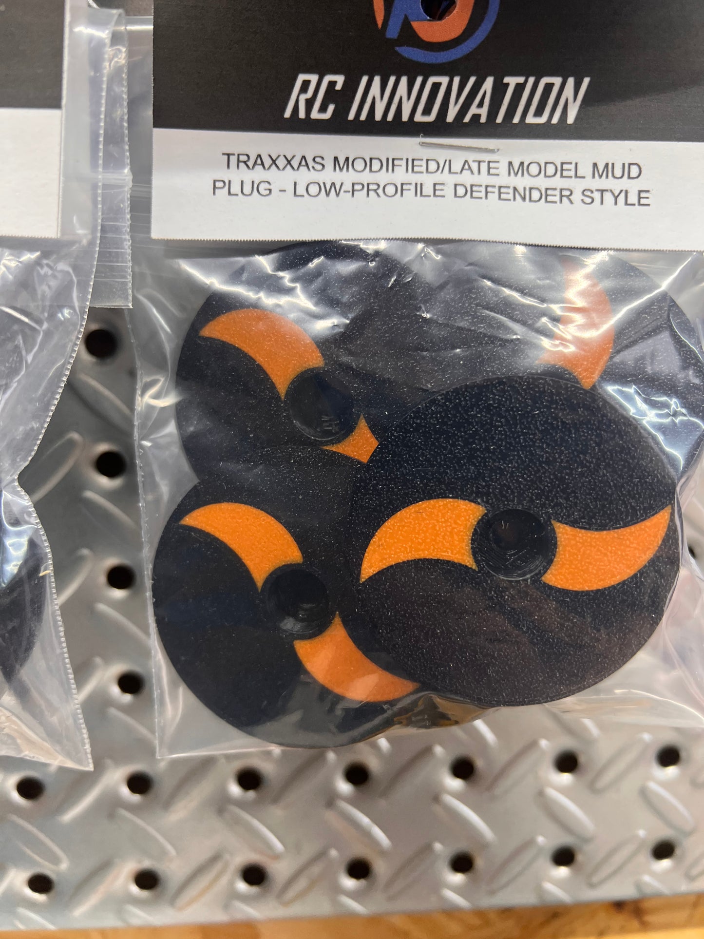 Low-Profile Defender Style Mud Plug for Traxxas Late Model/Modified
