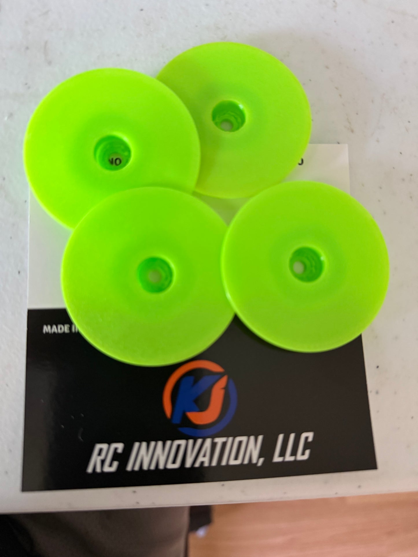 Low-Profile Unbreakable Single Color Mud Plug - For Traxxas Late Model/Modified